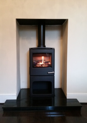 Yeoman CL5 Midline Contemporary Gas Stove With Log Store